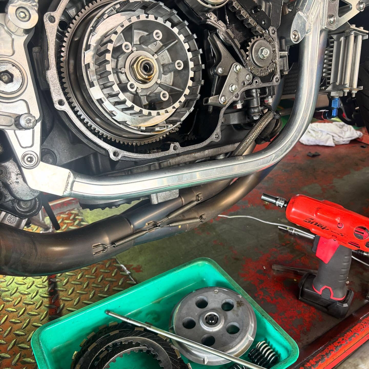 カワサキGPZ900Rのクラッチ点検を行いました