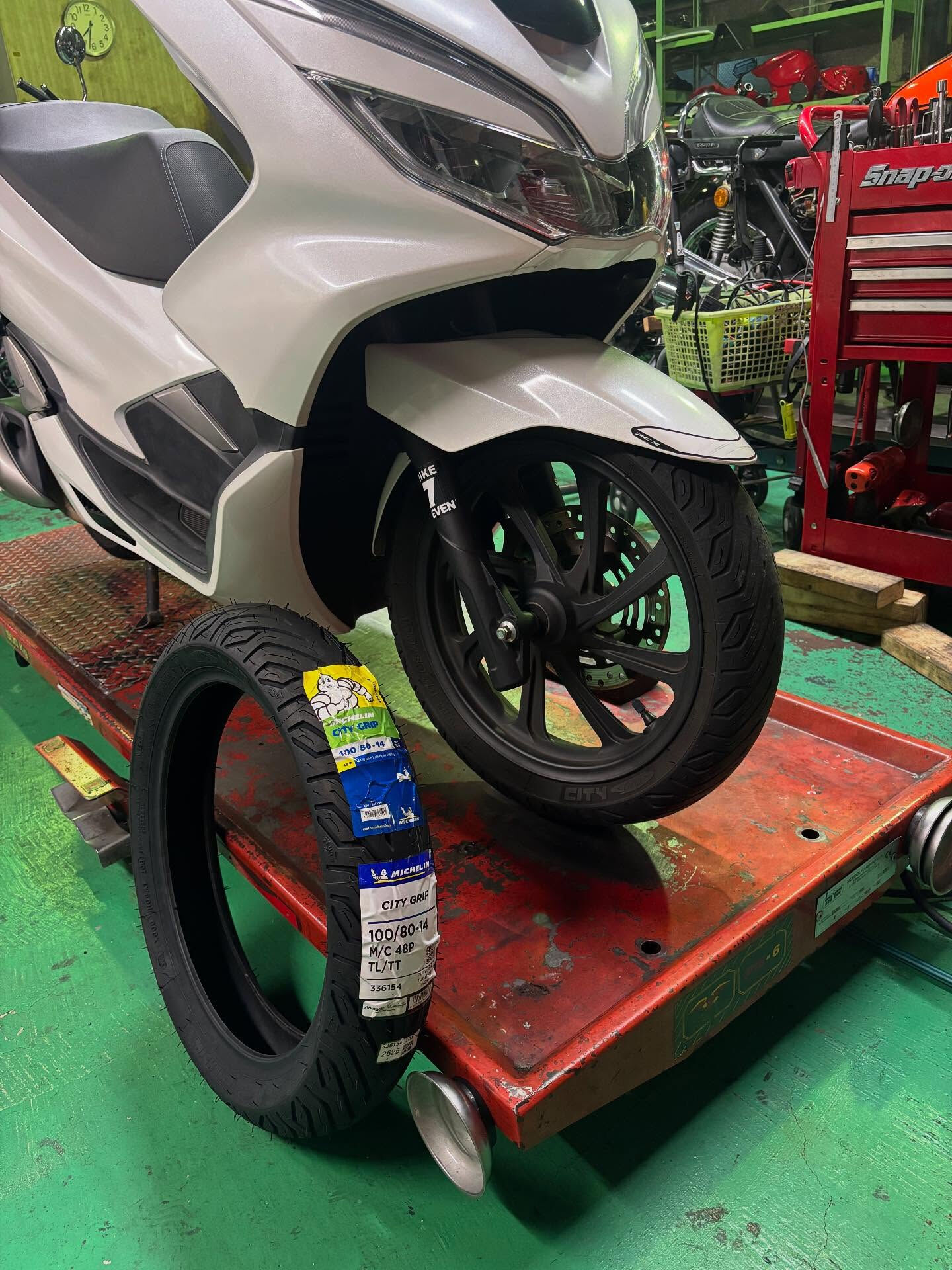 PCX125のフロントタイヤ交換のタイミングが来ました