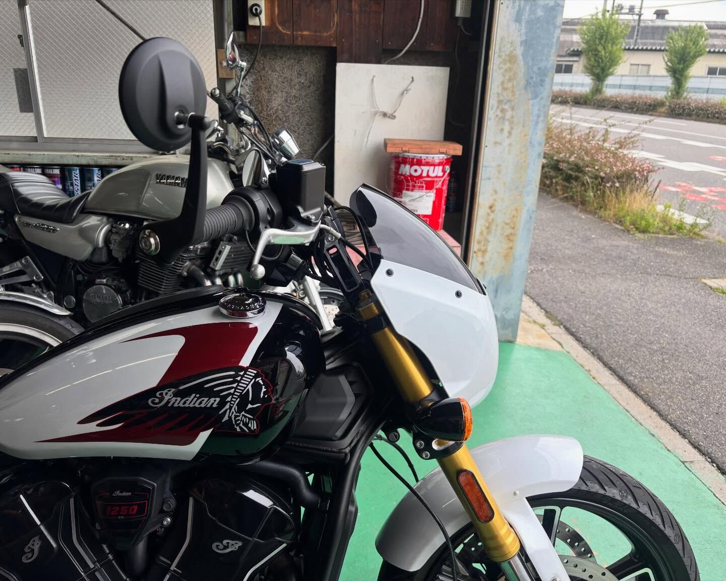 インディアン101スカウトのハンドル交換とライザーを純正の高