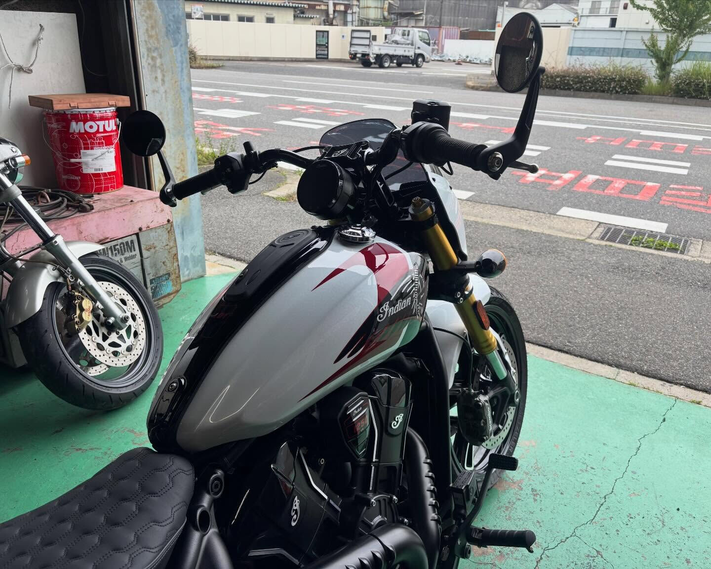 インディアン101スカウトのハンドル交換とライザーを純正の高