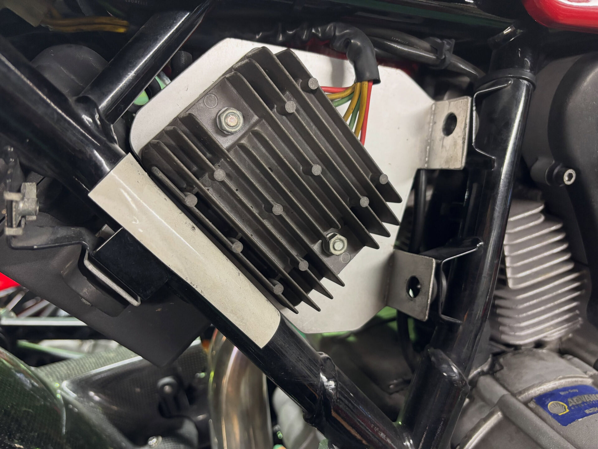 ドゥカティGT1000のレギュレーターを右側のサイドカバーの