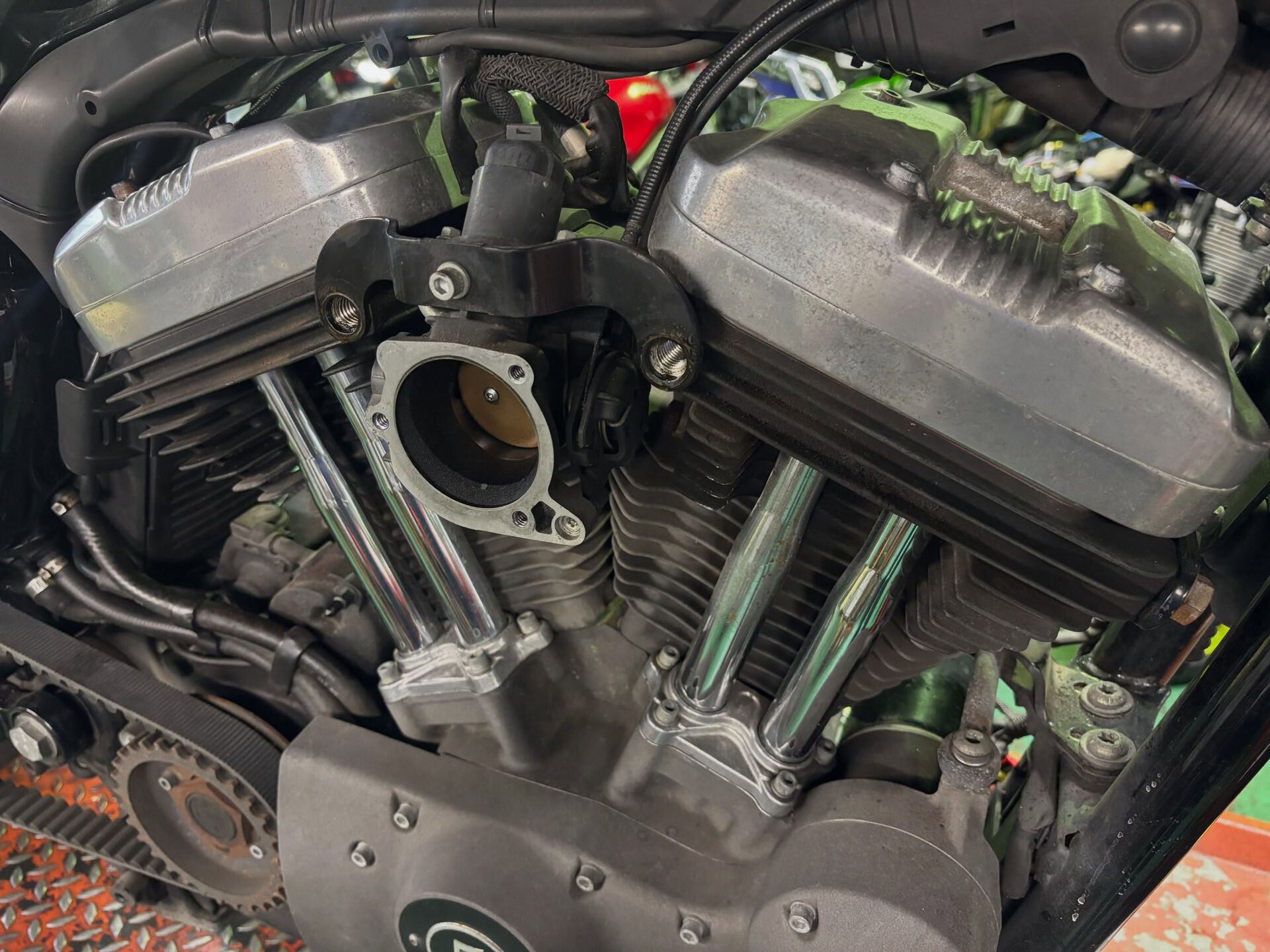 H-Dスポーツスターのエンジンからのオイル漏れの修理です