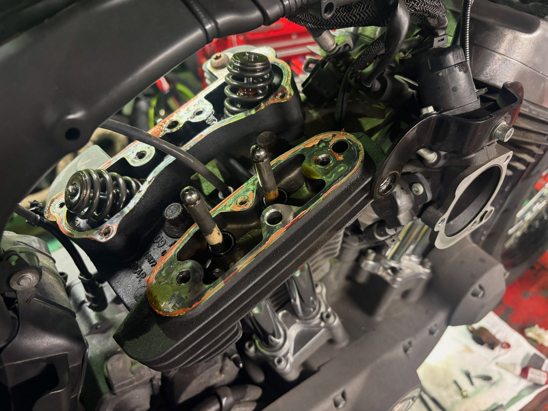 H-Dスポーツスターのエンジンからのオイル漏れの修理です