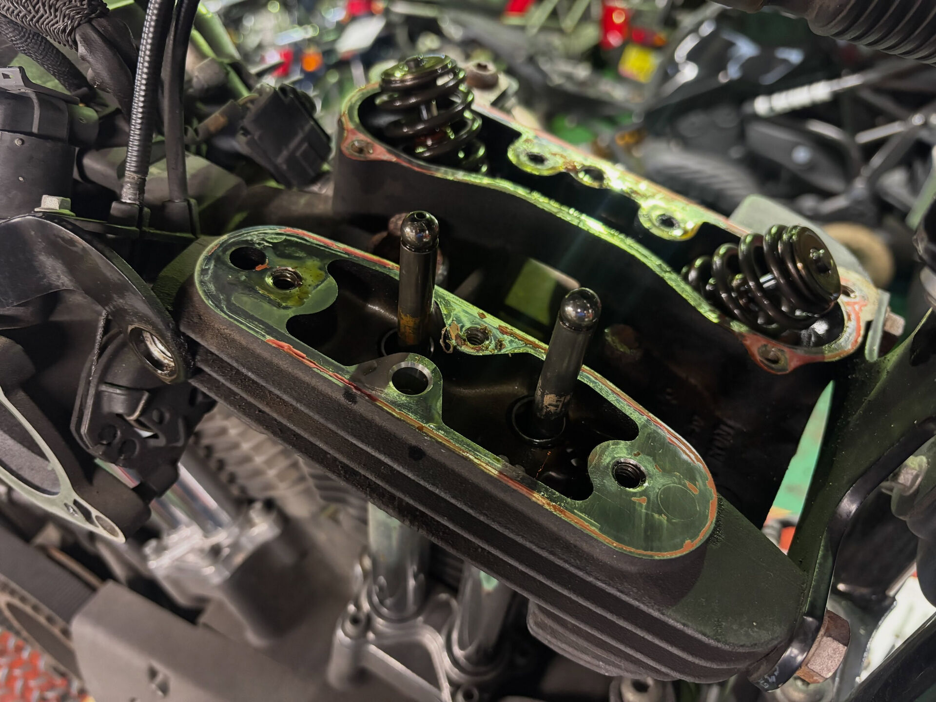 H-Dスポーツスターのエンジンからのオイル漏れの修理です